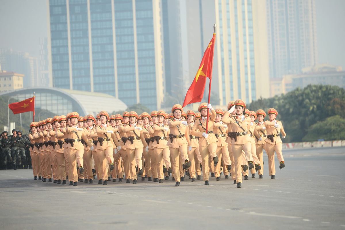 Can bo, chien si luc luong canh ve tai le xuat quan.  