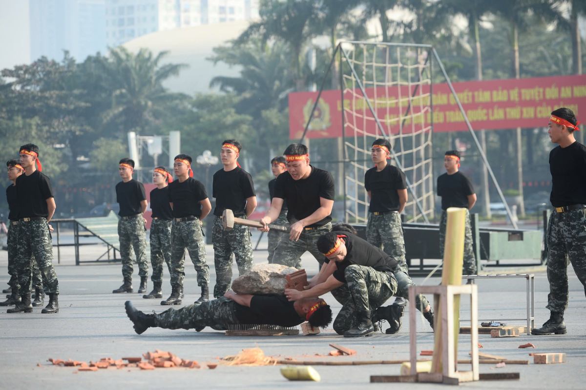 Luc luong Canh sat co dong trinh dien cac the vo tan cong, tran ap toi pham.