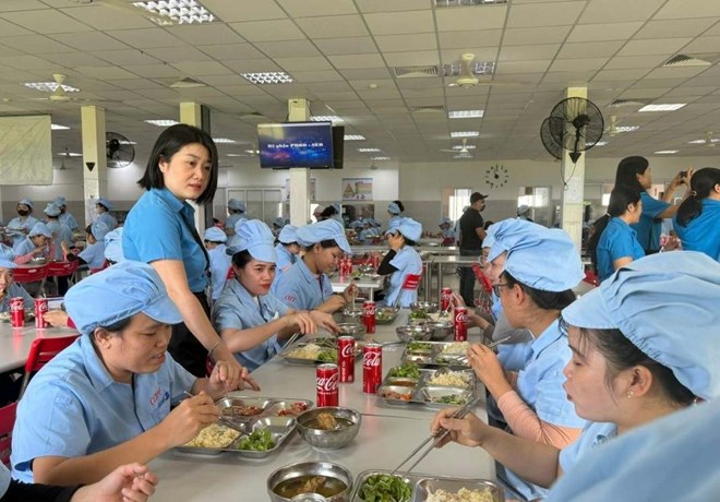 In 2025, the "Trade Union Meal" program was effectively implemented by the Dak Lak Provincial Labor Federation. Photo: Bao Trung