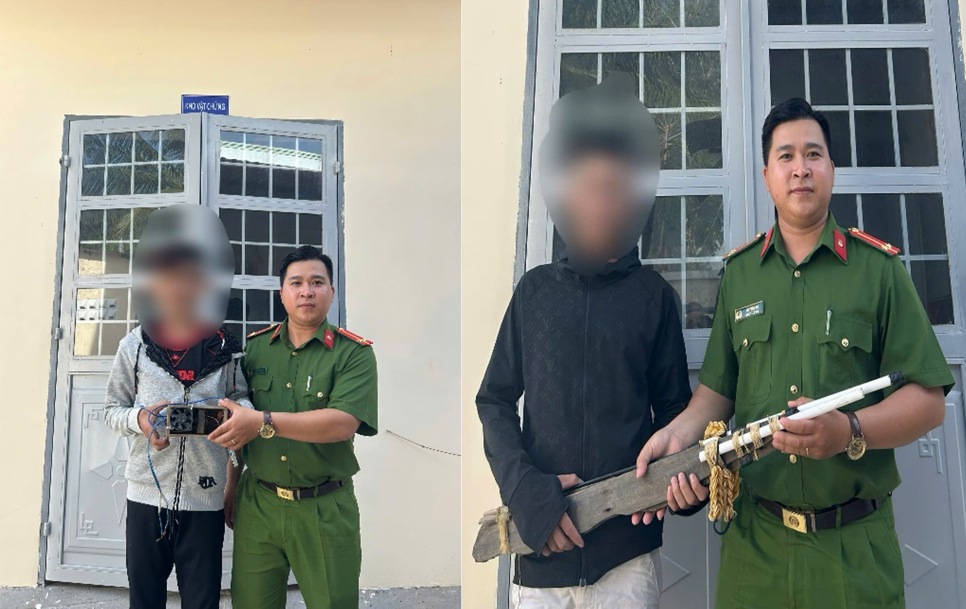 주민들이 껀터시 호닥끼엔사 공안에 전기 충격기, 수제 무기 및 조잡한 사냥 도구를 제출하기 위해 왔습니다. 사진: 껀터시 공안