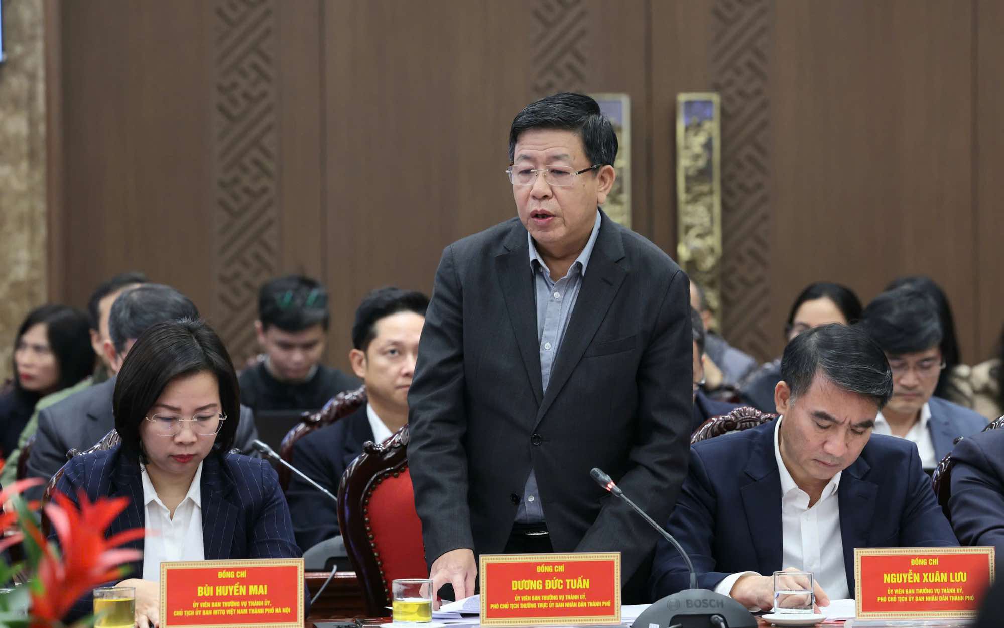 Pho Chu tich Thuong truc UBND Thanh pho Duong Duc Tuan trinh bay bao cao. Anh: UBND TP Ha Noi