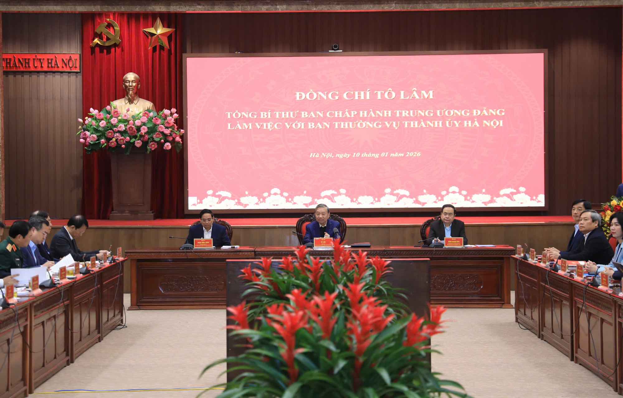 Tong Bi thu To Lam lam viec voi Ban Thuong vu Thanh uy Ha Noi ve nhung dinh huong lon phat trien Thu do. Anh: UBND TP Ha Noi