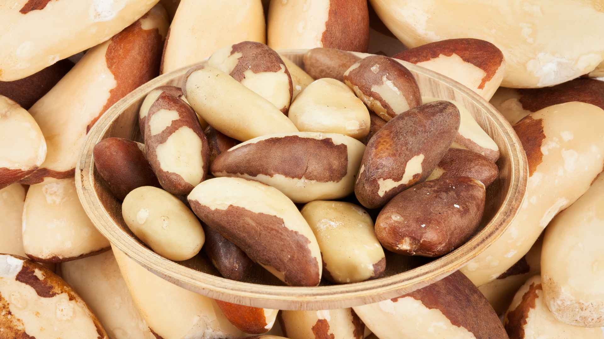 Brazil nuts can support inflammatory control, indirectly helping to reduce uric acid. Graphic photo: Huong Son