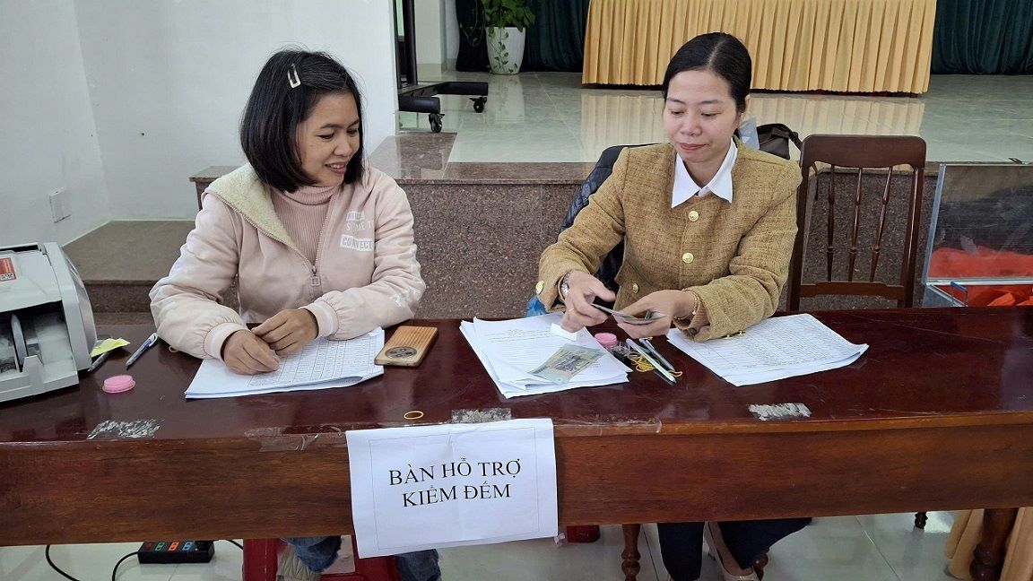 Neu nguoi dan co nhu cau, can bo phuong Truong Quang Trong se ho tro nguoi dan kiem tra lai so tien ba con duoc nhan. Anh: Vien Nguyen