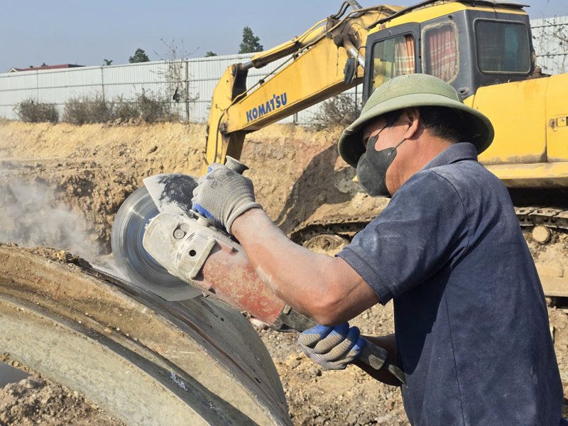 Cac nha thau hien dang trien khai 11 mui thi cong tren toan tuyen cua Du an mo rong cao toc Cao Bo - Mai Son. Anh: Dieu Anh
