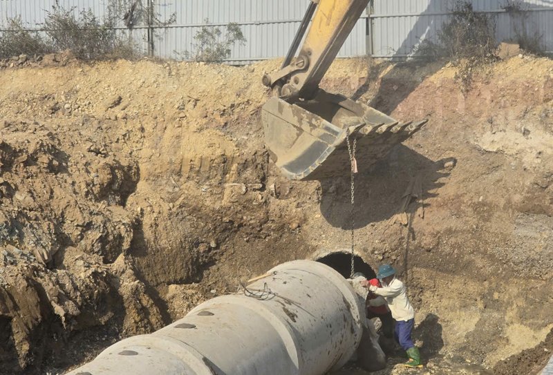 Cac cong nhan dang thi cong phan cong ngam. Anh: Dieu Anh