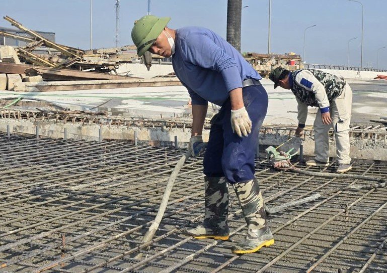 Cong nhan do betong mat cau vuot Khanh Hoa. Anh: Dieu Anh