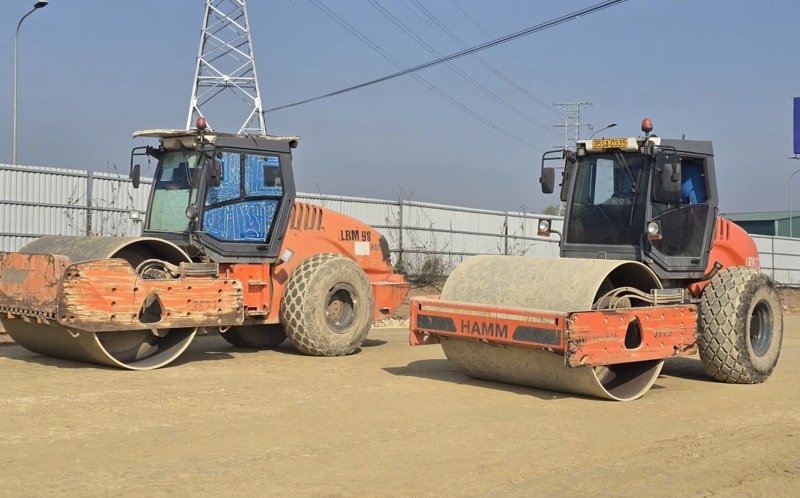 May moc thiet bi thi cong phan nen duong, doan qua dia ban phuong Dong Hoa Lu. Anh: Dieu Anh