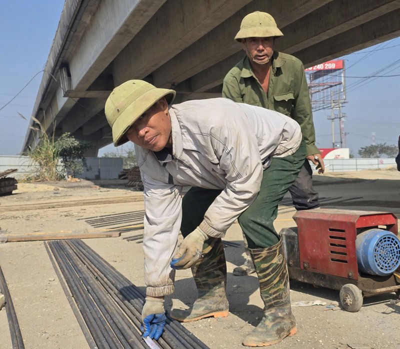 Workers are rushing to construct on the construction site of the Cao Bo - Mai Son expressway expansion project. Photo: Dieu Anh