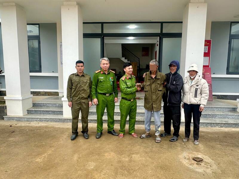 Avuong Commune Police (Da Nang City) handed over Mr. C to relatives to receive and care for. Photo: Doan Hung/E-Portal of the Ministry of Public Security