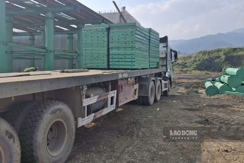 May moc, thiet bi va vat lieu duoc tap ket de phuc vu thi cong. Anh: Dinh Dai