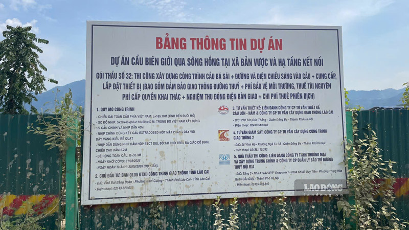 Cau bien gioi bac qua song Hong co thoi gian thi cong la 18 thang. Anh: Dinh Dai