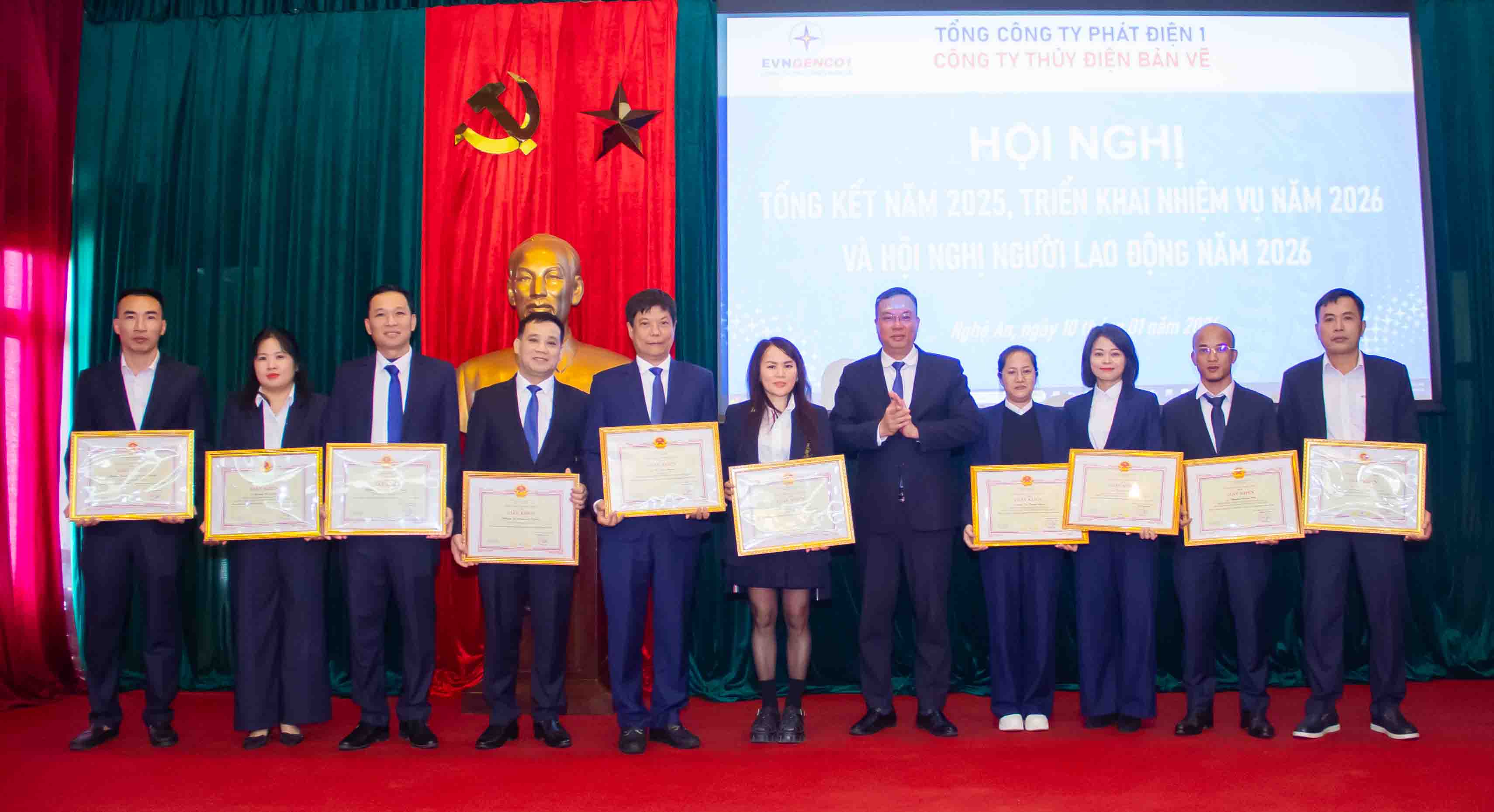 Trao Bang khen cua Tap doan Dien luc Viet Nam cho cac to chuc, ca nhan co thanh tich xuat sac. Anh: Duy Chuong