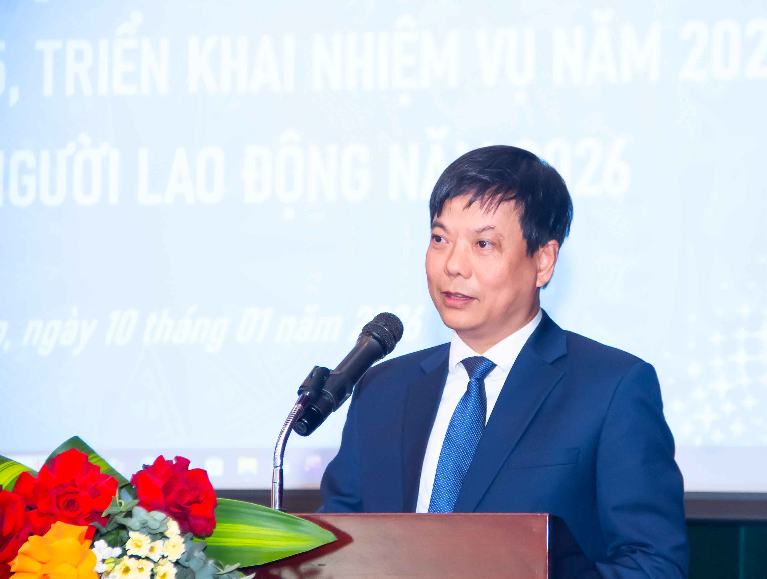 Ong Ta Huu Hung - Giam doc Cong ty Thuy dien Ban Ve phat bieu bao cao tai hoi nghi. Anh: Duy Chuong