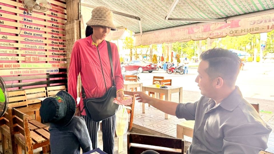 Nguoi ban ve so muu sinh tren duong pho, thuoc nhom lao dong khu vuc phi chinh thuc. Anh: Hoang Loc