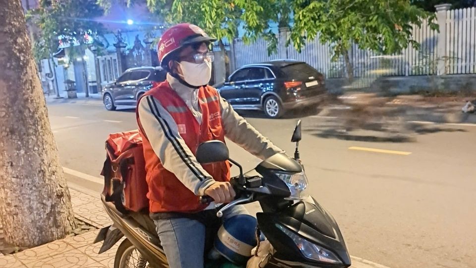 Tai xe xe cong nghe muu sinh tren duong pho, thuoc nhom lao dong khu vuc phi chinh thuc. Anh: Hoang Loc