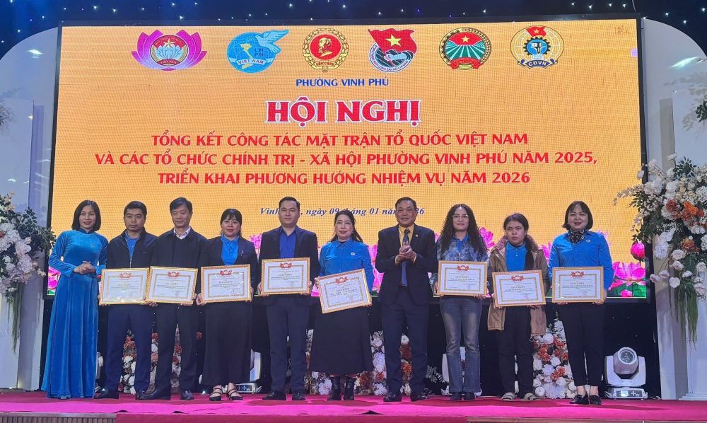 Many collectives and individuals of Phu Vinh Ward Trade Union have been commended by the Provincial Labor Federation, the Ward People's Committee and the Ward Fatherland Front Committee. Photo: Nghe An Provincial Labor Federation.