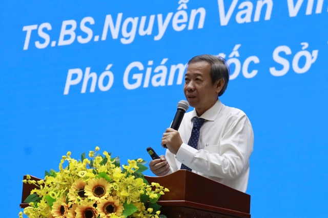 응우옌반빈쩌우 박사 - 호치민시 보건부 부국장이 회의에서 의견을 교환하고 있습니다. 사진: 응우옌리