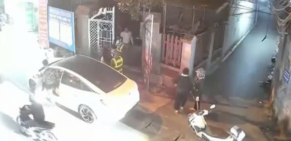 Công an Như Quỳnh, tỉnh Hưng Yên đang xác minh vụ mở cửa ô tô, đạp người trước nhà dân. Ảnh trích xuất từ camera