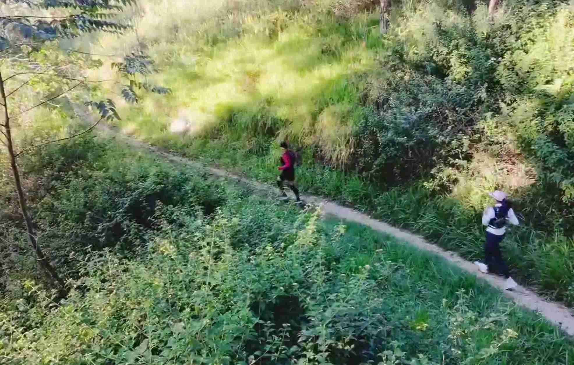 Cac van dong vien chinh phuc cung duong doc quanh co. Anh: Phuc Khanh 