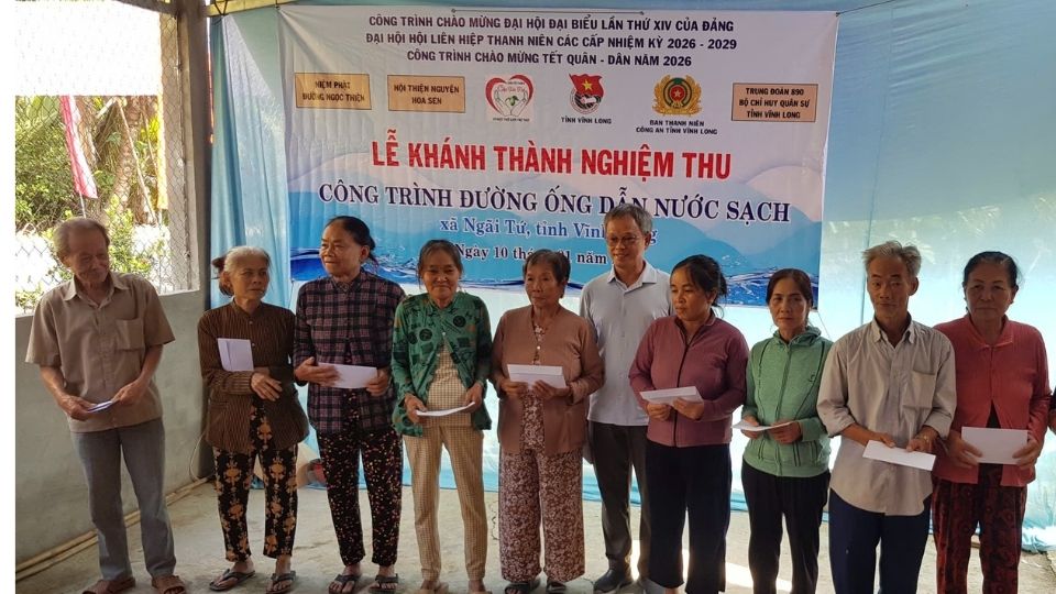 Hoi Thien nguyen Hoa Sen trao tang qua Tet cho cac ho ngheo va hoan canh kho khan tai xa Ngai Tu. Anh: Hoang Loc