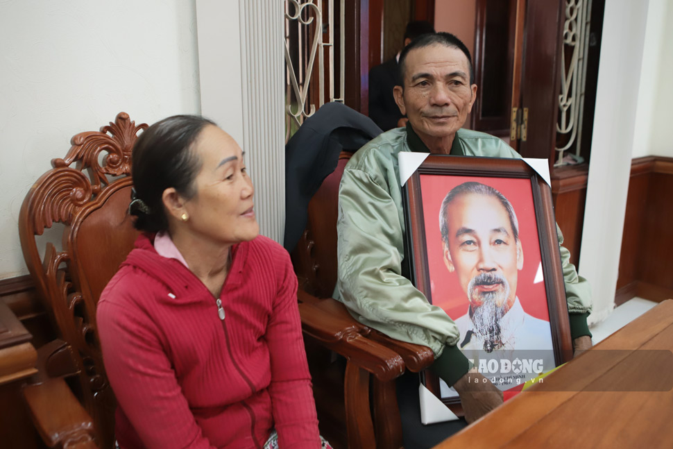 Nhan ban giao nha moi, nguoi dan duoc tang anh Bac Ho va co To quoc. Anh: Hoai phuong