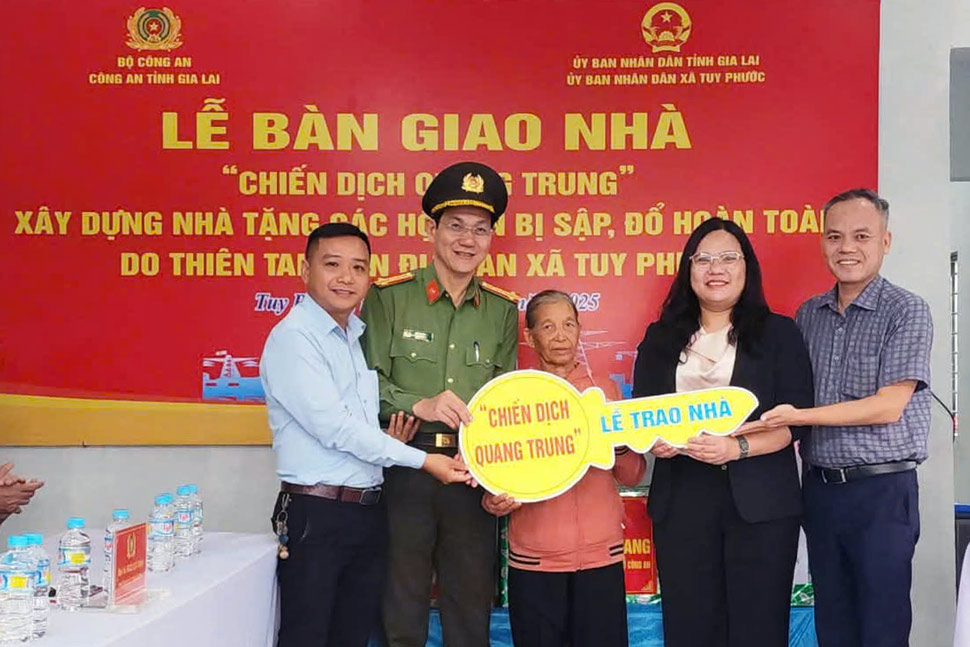 Cong an tinh Gia Lai ban giao nha moi cho ba Mai. Anh: Hoai Phuong