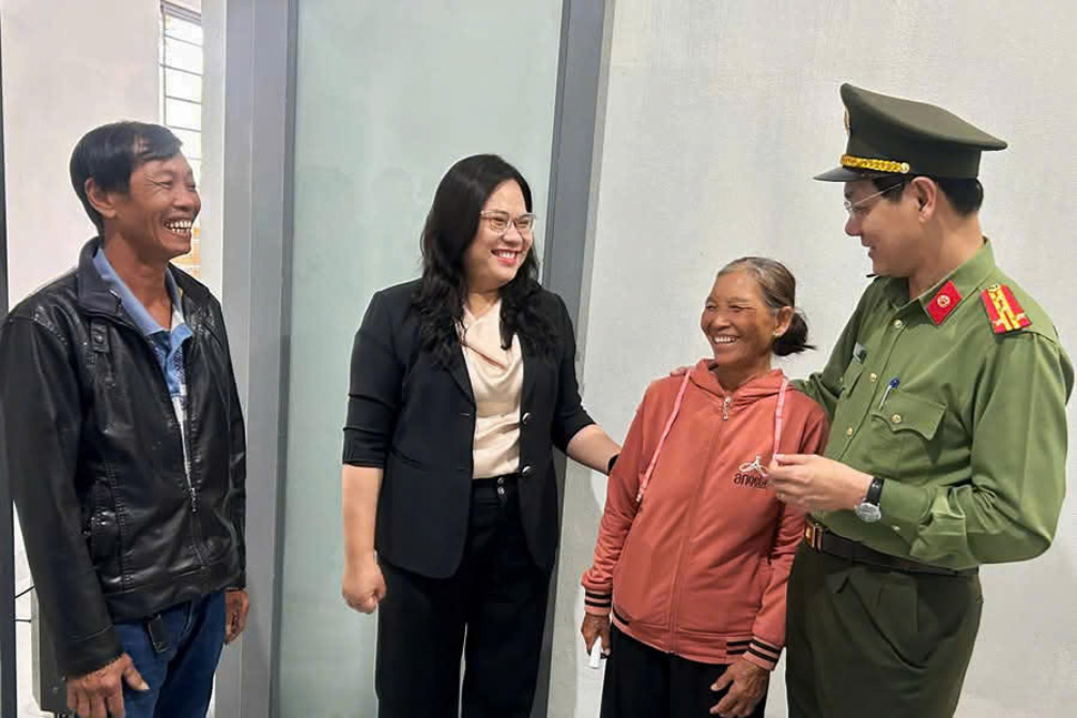 Ms. Mai is happy to be helped by the police force to rebuild her new house miraculously. Photo: Hoai Phuong