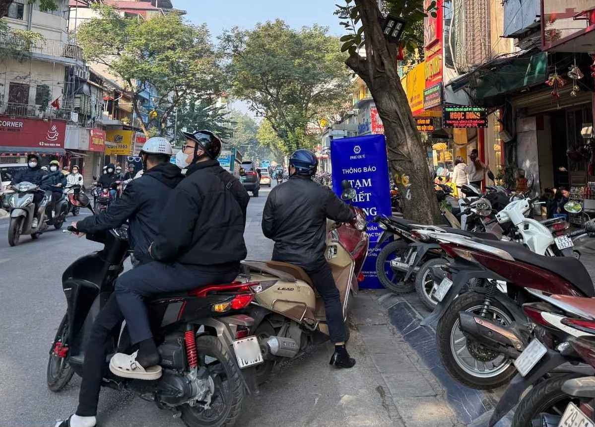 Ngay 10.1, nhieu nguoi co nhu cau mua bac nhung khong duoc vi cua hang tam ngung ban ra. Anh: Phuong Anh 