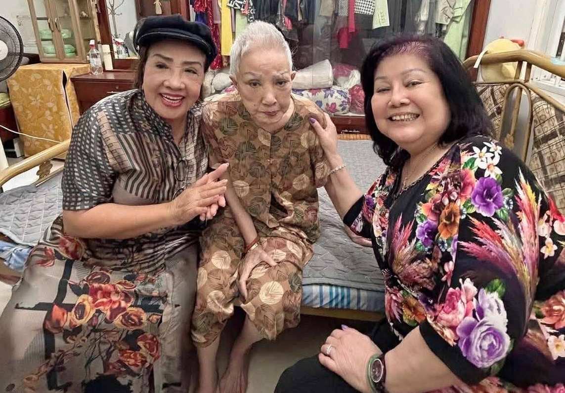 Artist Phuong Lien reunites with Hong Nga, People's Artist Le Thuy. Photo: Artist provided.