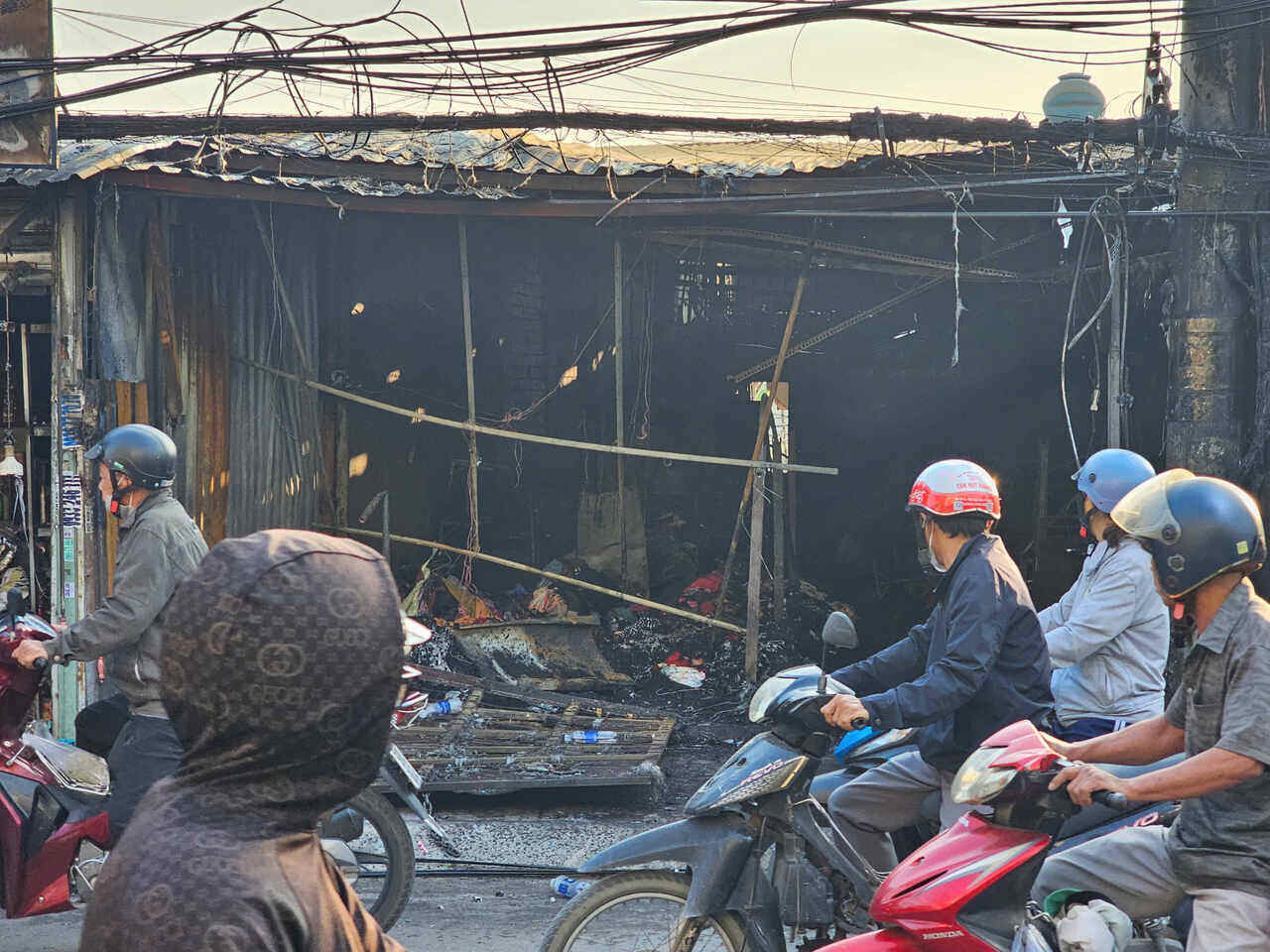 Electric pole fire in HCMC burns down many goods of small traders
