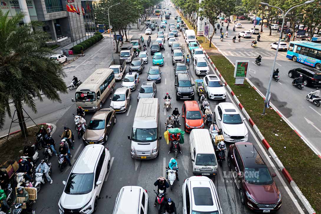 Phuong tien dong duc luu thong qua huong Me Tri di Duong Dinh Nghe. Anh: Huu Vu