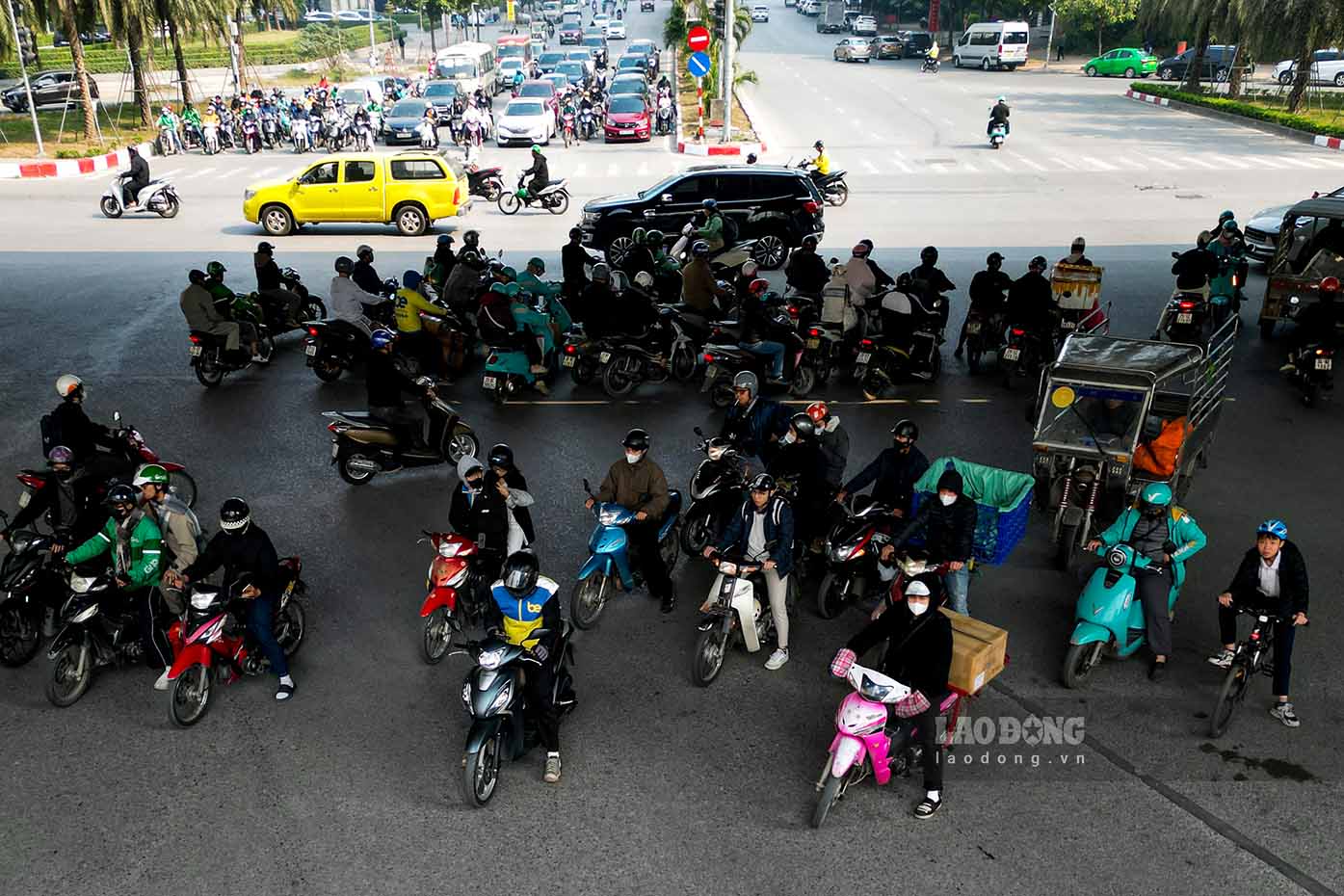 Phuong tien luu thong qua gam duong Vanh dai 3 tai nut giao du kien xay dung ham chui. Anh: Huu Vu