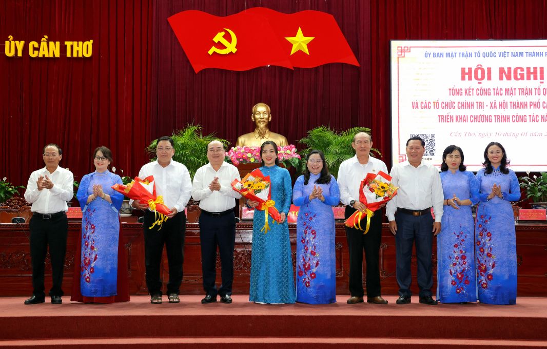 Lanh dao Uy ban MTTQ Viet Nam TP Can Tho chuc mung cac dai bieu duoc Hiep thuong Uy vien Uy ban MTTQ Viet Nam TP Can Tho khoa I, nhiem ky 2025 - 2030. Anh: Trung Pham