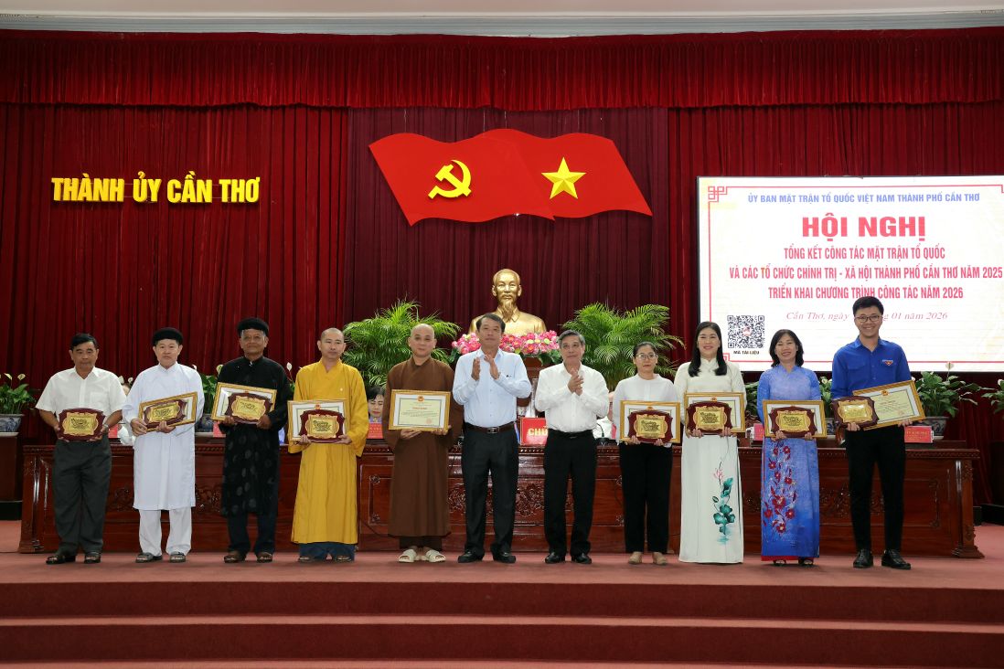 Lanh dao Thanh uy, UBND TP Can Tho tang bang khen cua Chu tich UBND TP Can Tho cho cac tap the, ca nhan tieu bieu. Anh: Trung Pham