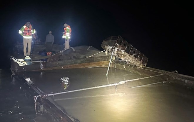 Khai thác cát trái phép bằng tàu vỏ nhôm trên sông Nhật Lệ