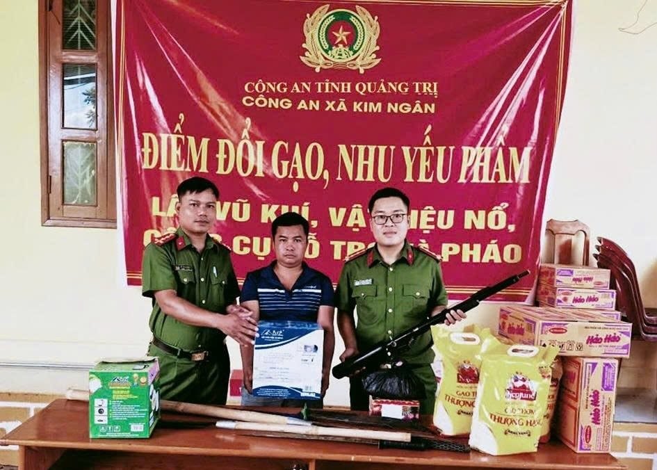 La police de la commune de Kim Ngan echange du riz contre des armes et des explosifs. Photo: Police de la commune de Kim Ngan