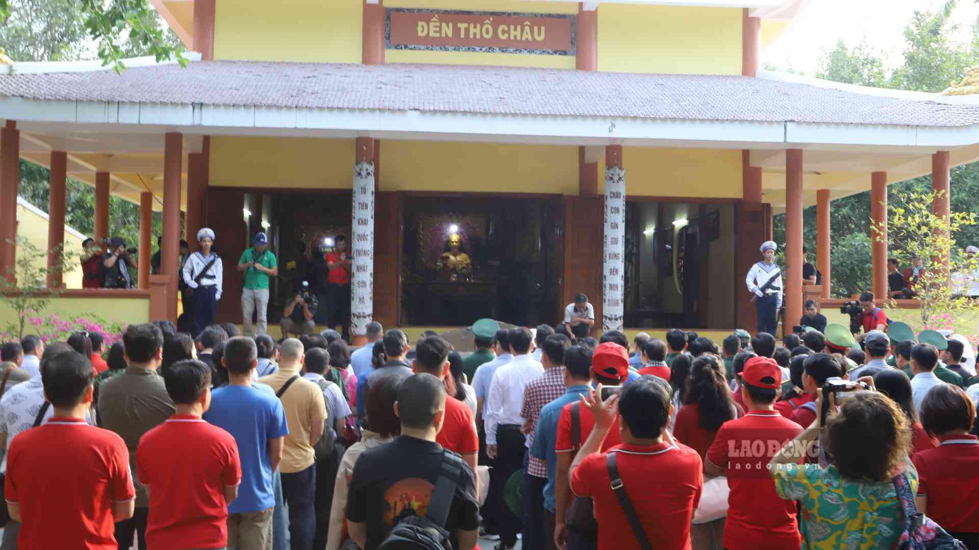 Doan dai bieu dang huong tai Den Tho Tho Chau, Dac khu Tho Chau, tinh An Giang. Anh: Tuyet Lan 