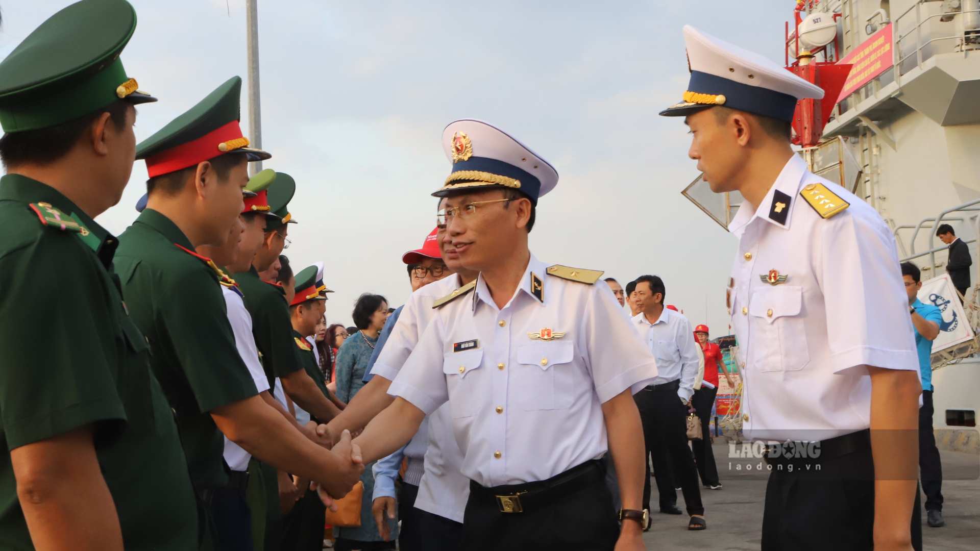 Doan cong tac Bo Tu lenh Vung 5 Hai quan cap ben Tho Chu – diem dung chan dau tien trong hanh trinh mang Tet ra dao xa. Anh: Tuyet Lan 