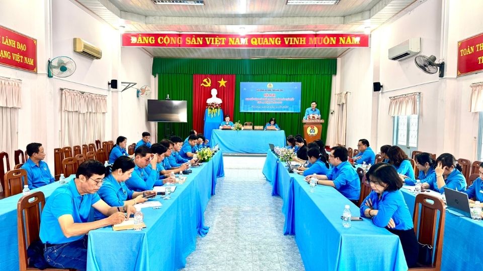 ヴィンロン労働組合は、旧正月期間中に労働者と労働者に同行します。写真:ホアン・ロック