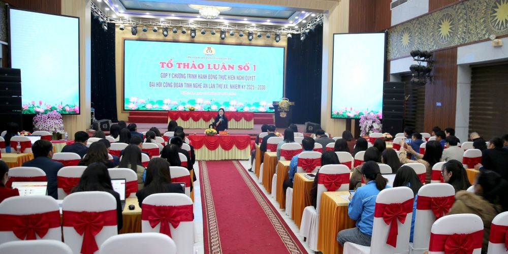 Delegates contributed many practical opinions on solutions to implement action programs suitable to the reality of each industry and locality to improve the effectiveness of grassroots trade unions. Photo: Nghe An Trade Union