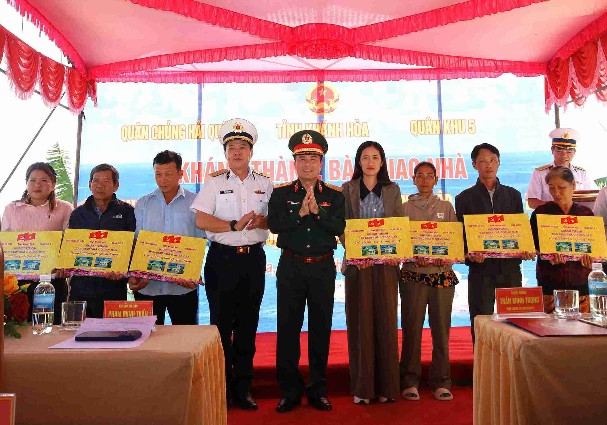 Quan chung Hai quan phoi hop voi UBND tinh Khanh Hoa va Quan khu 5 ban giao nha o trong “Chien dich Quang Trung” cho 10 gia dinh bi thiet hai do mua lu. Anh: Minh Chau