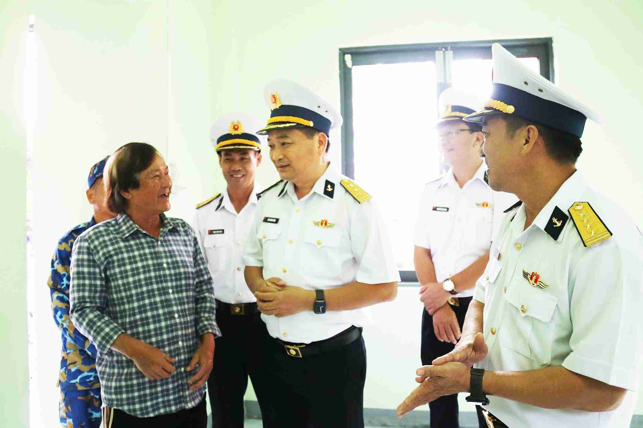 The Navy hands over houses to people in Khanh Hoa. Photo: Minh Chau