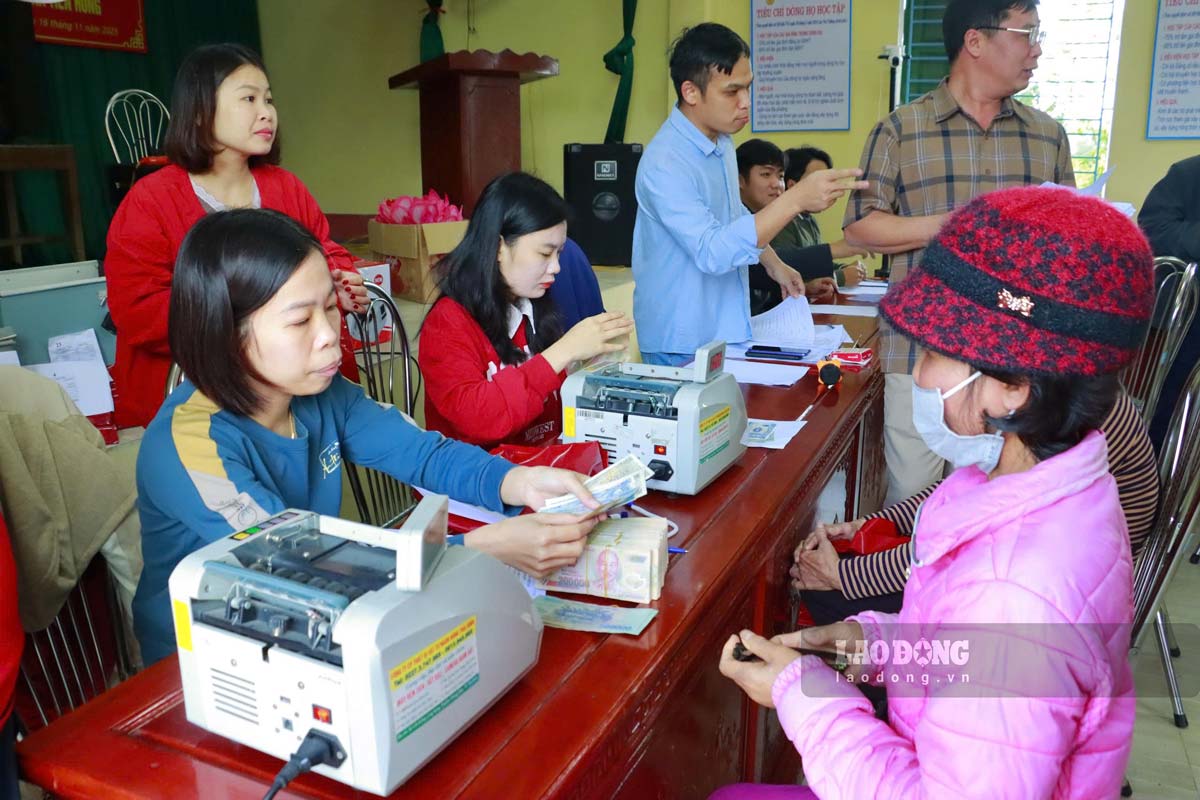 Nguoi dan thon Doai, xa Tien Hung, tinh Hung Yen phan khoi nhan tien den bu. Anh: Ha Vi