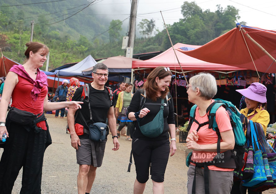 International visitors visit the highland market in Lao Cai. Photo: An Vi