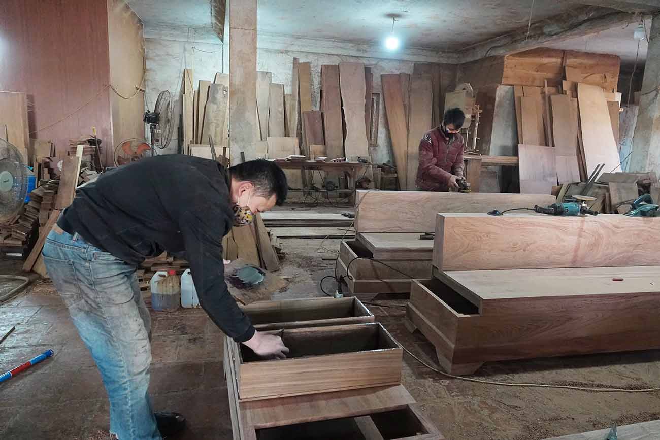 Nhung nguoi tho moc dang miet mai lam viec. Anh: Tran Tuan.