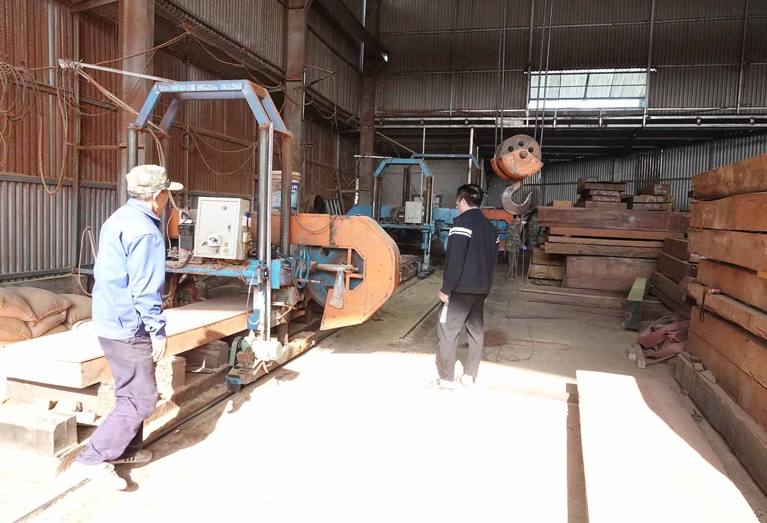 Xuong cua lien tuc xe go ra de dong do gia dung. Anh: Tran Tuan.