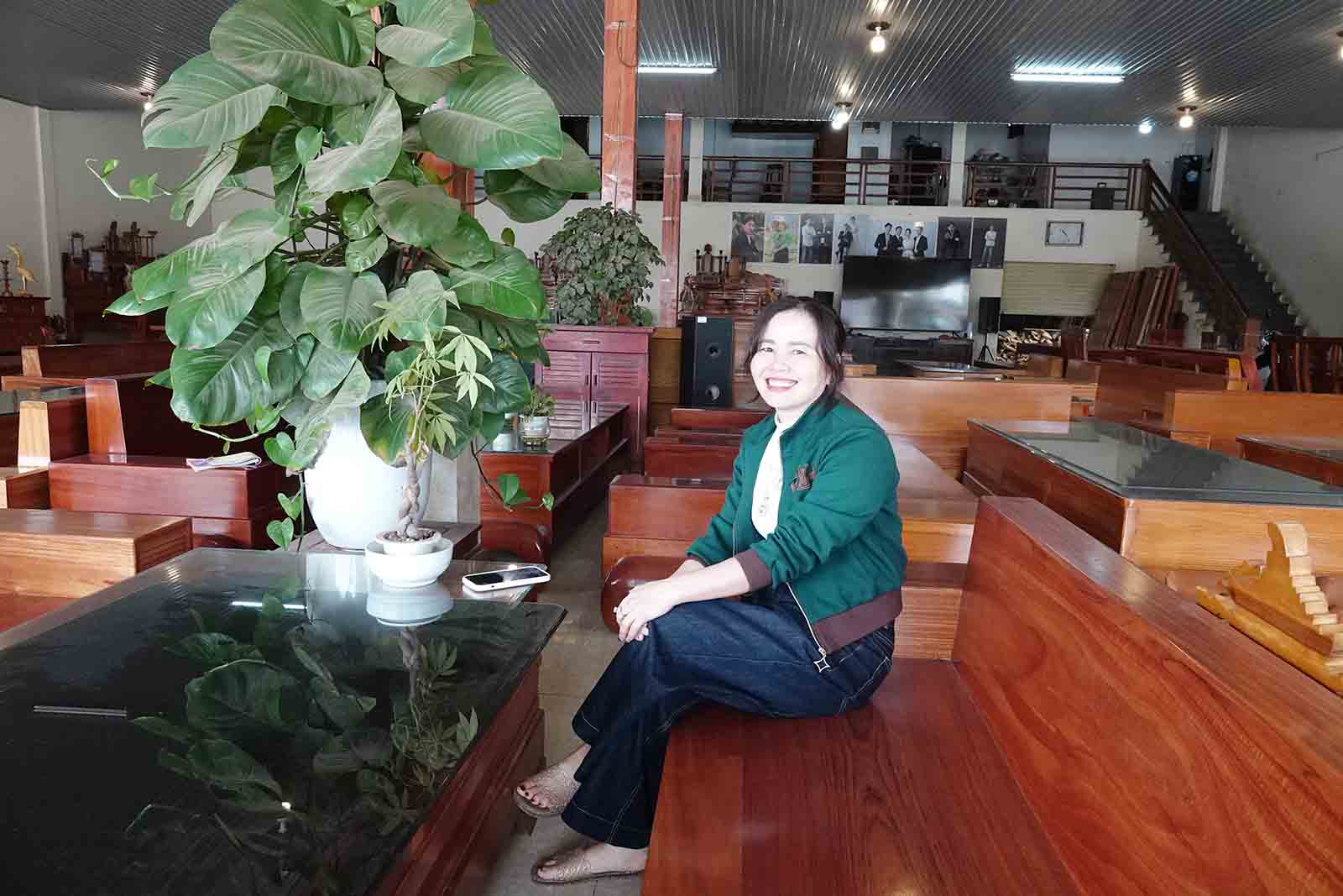 Chi Luan ben co so do go cua gia dinh. Anh: Tran Tuan.