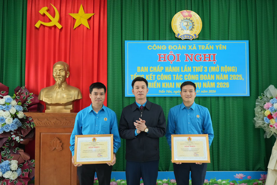 Ong Vu Cao Minh – Pho Chu tich Thuong truc LDLD tinh Lao Cai trao Bang khen cho 2 tap the. Anh: Thanh Hung