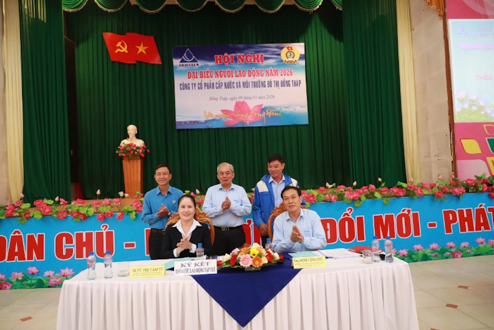 Dai dien CDCS va Ban giam doc Cong ty ky ket thao uoc lao dong tap the tai Hoi nghi dai bieu nguoi lao dong. Anh: Luu Hung. 